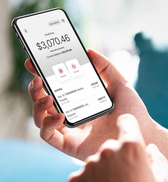 Hand håller en smartphone med bankapp och synligt kontosaldo